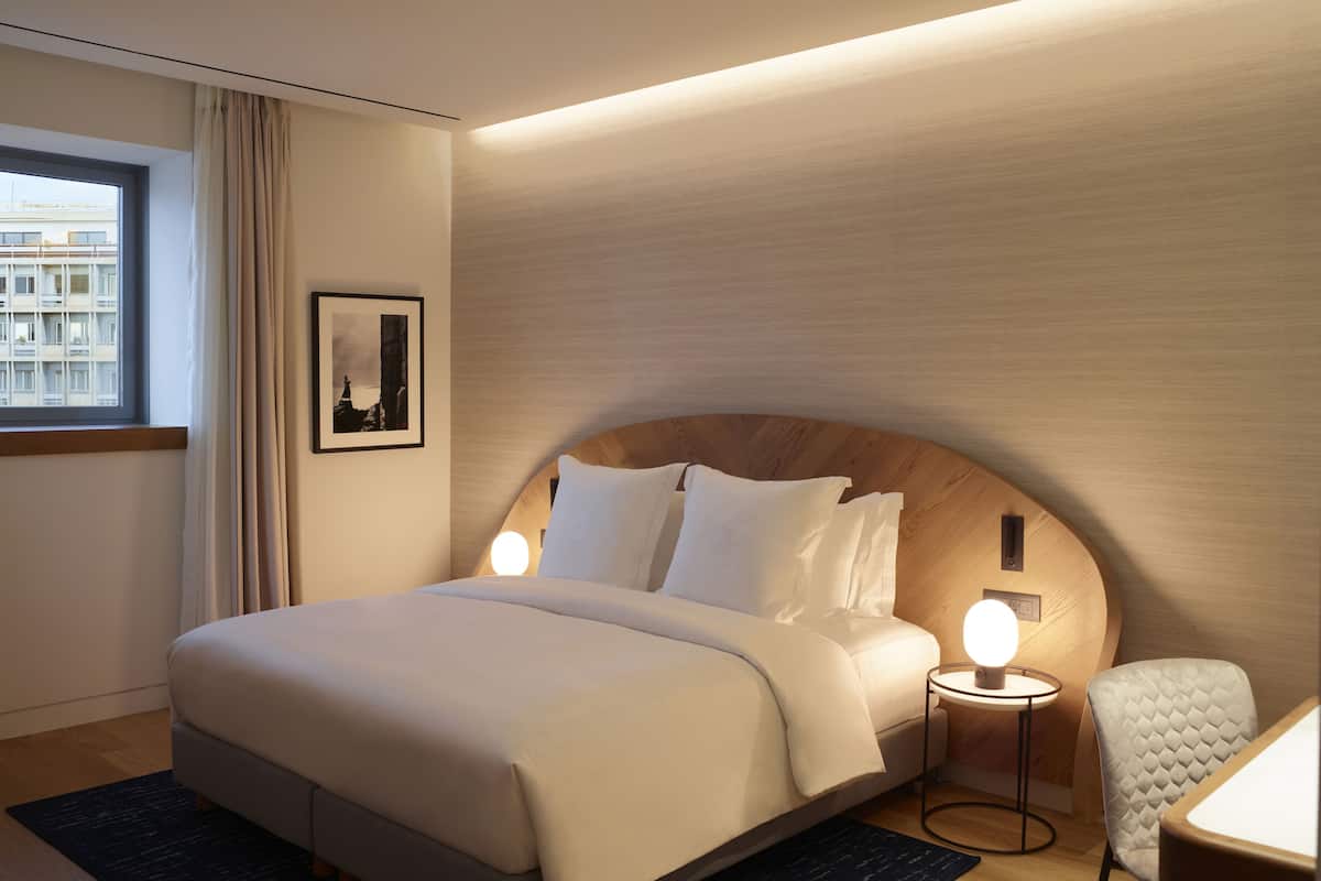 Klassieke kamer | Luxe beddengoed, een minibar, een kluis op de kamer, een bureau