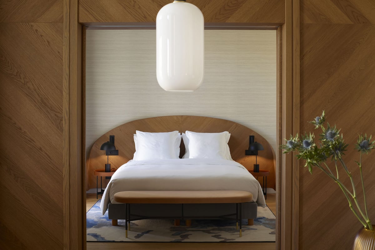 Milos Signature Suite | Luxe beddengoed, een minibar, een kluis op de kamer, een bureau
