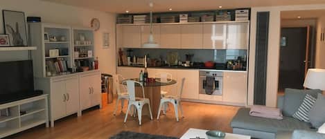 Appartement, plusieurs lits | Salle de séjour | Télévision