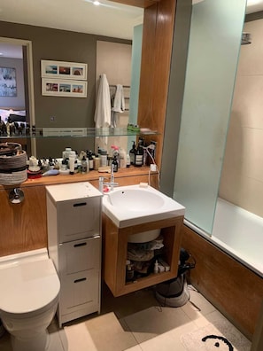 Apartamento básico, várias camas | Banheiro | Toalhas de banho, sabonete, shampoo, papel higiênico