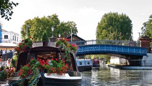 Un bateau était amarré dans un canal, avec un pont bleu en arrière-plan.