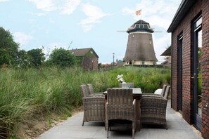 Outdoor dining - Luxurious holiday home with sauna in a dune reserve, 2 km from the sea (Egmond aan den Hoef)