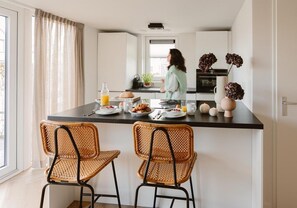 Mikrobølgeovn, ovn, kokeplater og oppvaskmaskin