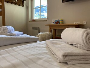 2 bedrooms, travel crib, free WiFi - Lovely apartment within walking distance of the ski bus stop and the Jausern descent (Saalbach Hinterglemm)