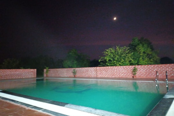 Una piscina al aire libre