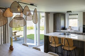 Mikrobølgeovn, ovn, kokeplater og oppvaskmaskin