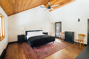 6 camere, una scrivania, ferro/asse da stiro, culla da viaggio