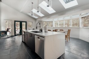 Jääkaappi, mikroaaltouuni, uuni, liesi