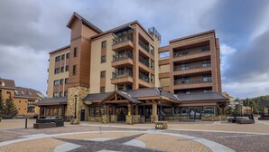 Exterior - Downtown Breck Ski In Ski Out! Walk to Everything (Breckenridge)