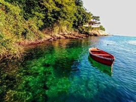 บนชายหาด, ทรายสีขาว, รถรับส่งชายหาด (คิดค่าบริการ), ร่มชายหาด
