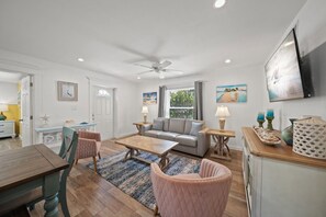 Smart TV, books - Canal Lower-Gorgeous 3 bed 3 bath near SK Village (Siesta Key)