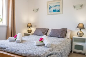 3 makuuhuonetta, tallelokero huoneessa, silitysrauta/-lauta