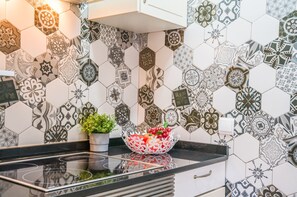 Een koelkast, een magnetron, een oven, een vaatwasser