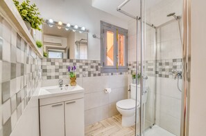 Baignoire, sèche-cheveux, serviettes fournies