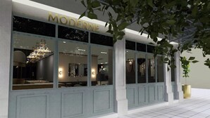 Un escaparate moderno con el nombre 'MODERNE' en la entrada.