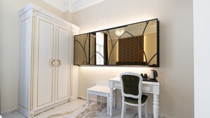Un dormitorio con un armario grande, un escritorio y una silla.