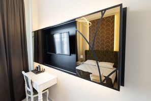 Premium bedding, down comforters, in-room safe, desk - Modern Luxury Hotel (Thessaloniki)