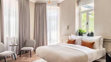 Suite With Balcony | Bettwäsche aus ägyptischer Baumwolle, hochwertige Bettwaren, Minibar