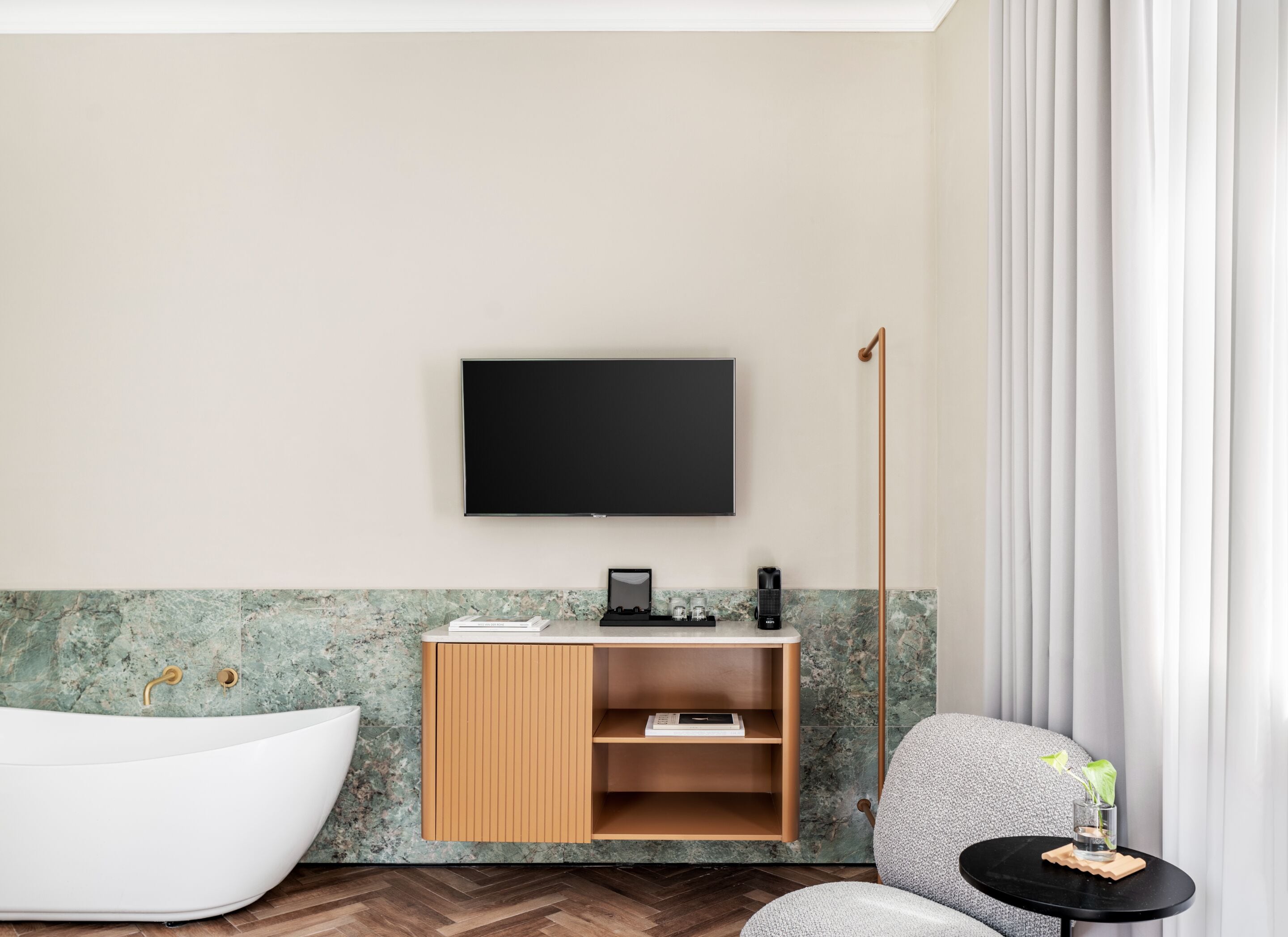 Suite With Balcony | 埃及棉床单、高档床上用品、迷你吧、隔音