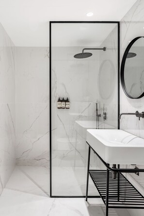 Suite With Balcony | Bathroom | Free toiletries, hair dryer, towels, soap - Hotel Noel (Jerusalem)