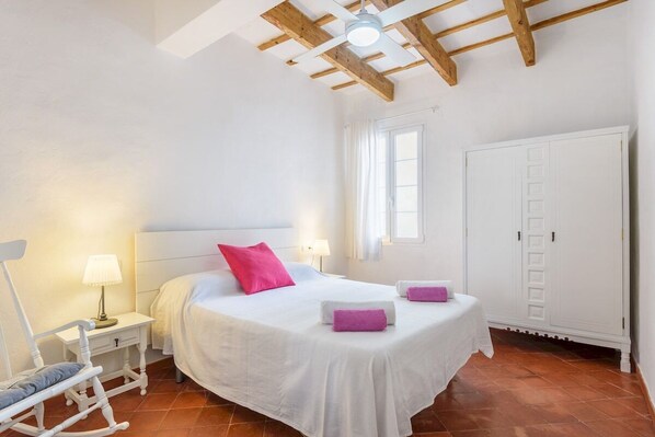 4 bedrooms, in-room safe, iron/ironing board, free WiFi