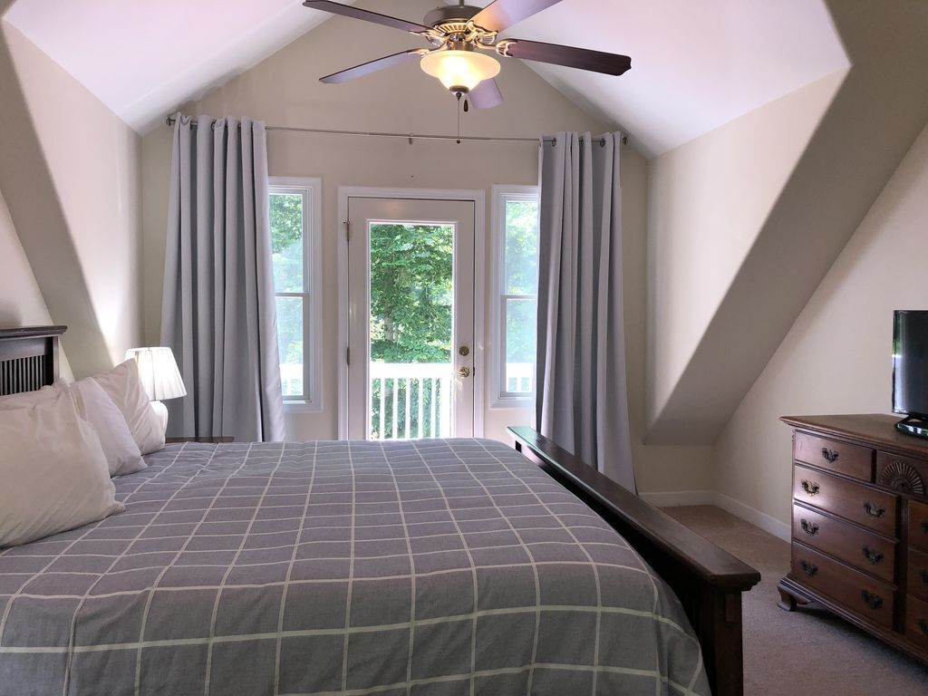 7 bedrooms, travel crib, free WiFi, bed sheets