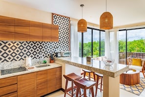 Cafetera/tetera, licuadora, utensilios de cocina