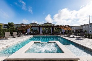 Utomhuspool och uppvärmd pool