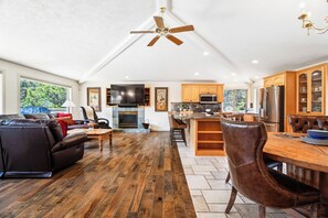 Televisión y chimenea 