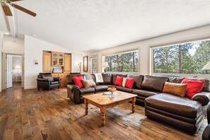 TV, fireplace - Rustic Lodge with Access to Exclusive Golf (Sunriver)