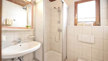 Badewanne, Haartrockner, Handtücher