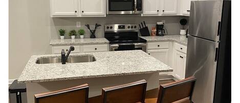 Frigorifero, microonde, forno, piano cottura