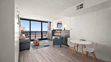 Smart TV, fireplace