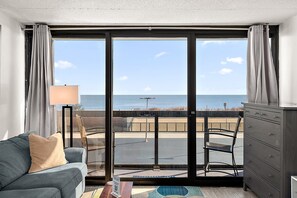 Smart TV, fireplace - OceanfrontStudio-Slps4-Pool-Pickleball-HBOMax-Dis+ (Ocean City)