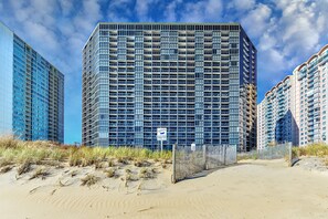 Exterior - OceanfrontStudio-Slps4-Pool-Pickleball-HBOMax-Dis+ (Ocean City)
