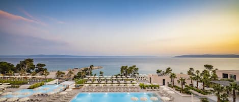 Indoor pool, 2 outdoor pools, pool umbrellas, pool loungers