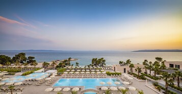 Indoor pool, 2 outdoor pools, pool umbrellas, pool loungers