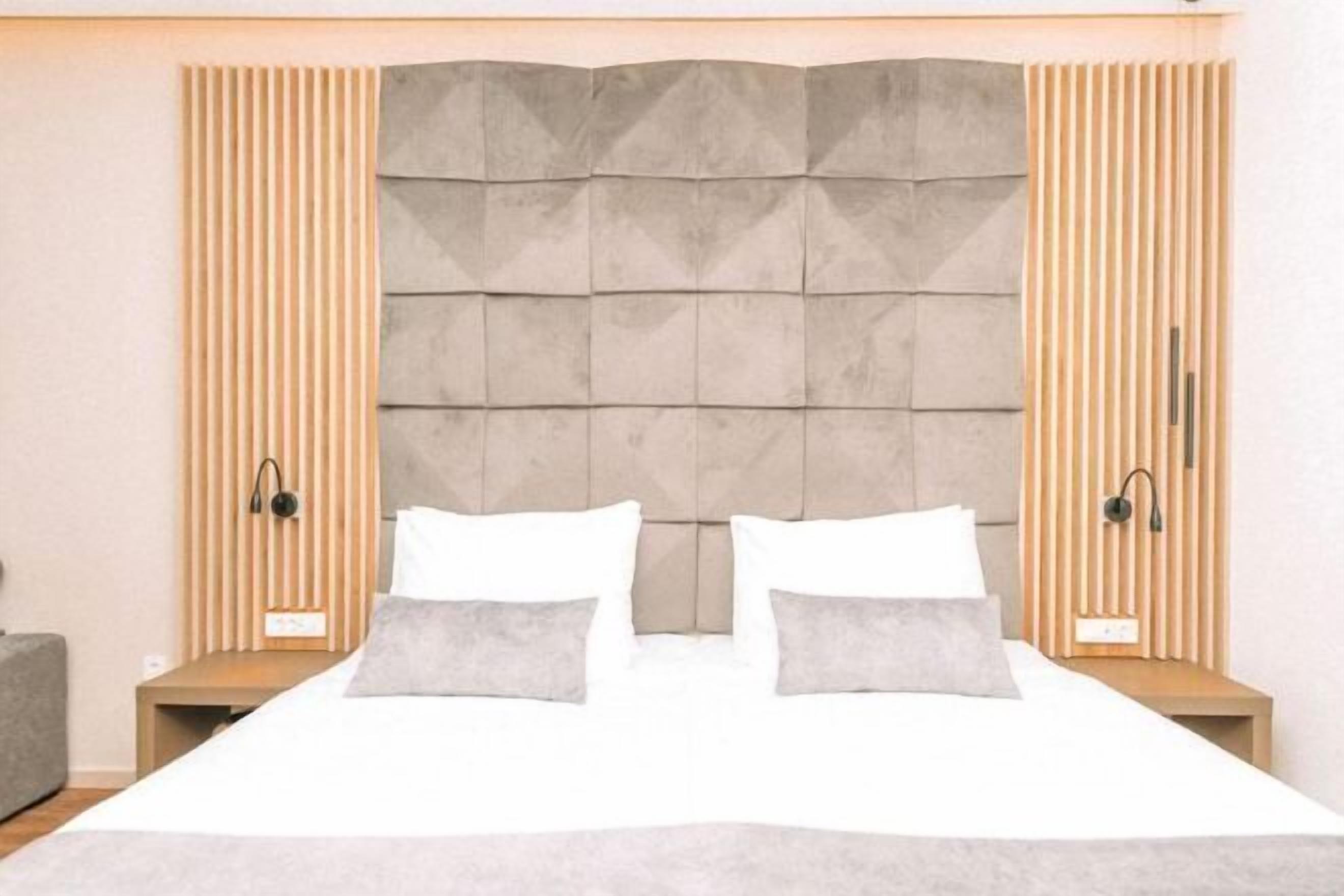 Ropa de cama hipoalergénica, minibar, escritorio