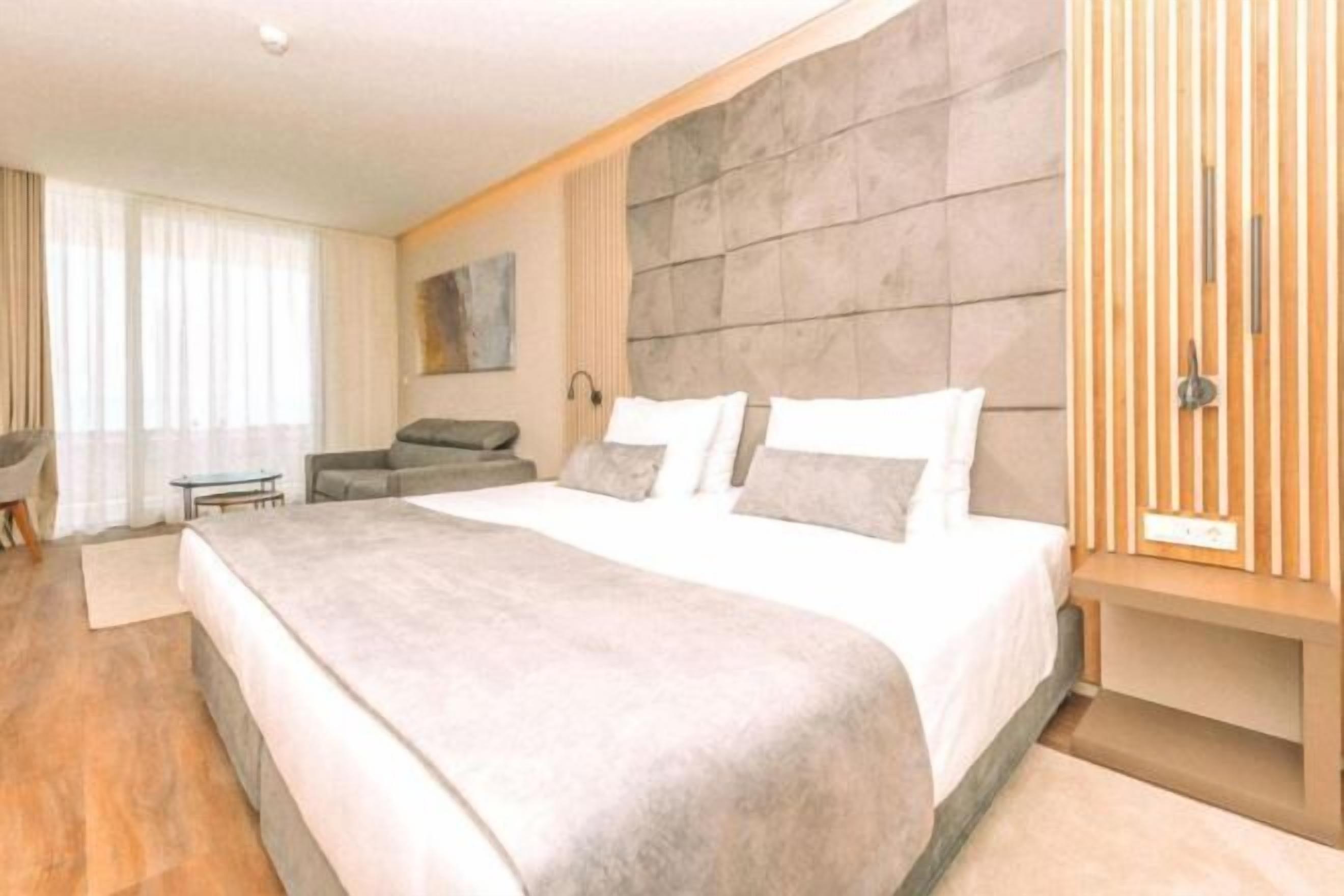 Ropa de cama hipoalergénica, minibar, escritorio