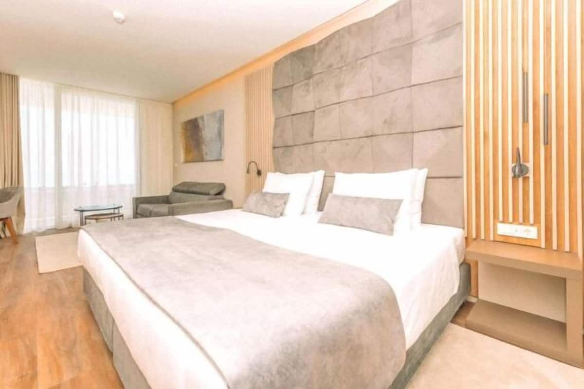 Hypo-allergenic bedding, minibar, desk, laptop workspace