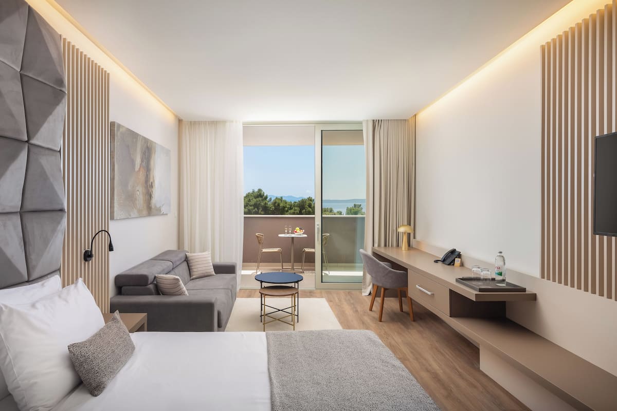 Deluxe Room with balcony and partial sea view | 1 bedroom, hypo-allergenic bedding, minibar, desk