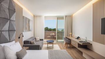 Deluxe Room with balcony and partial sea view | Roupas de cama antialérgicas, frigobar, escrivaninha