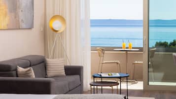 Luxury room with sea view balcony | 1 sovrum, allergitestade sängkläder, minibar och skrivbord