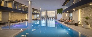 Una piscina cubierta, 2 piscinas al aire libre, sombrillas, tumbonas