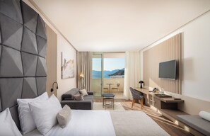 Deluxe Room with balcony and partial sea view | Ropa de cama hipoalergénica, minibar, escritorio