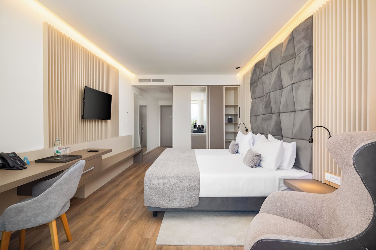 classic room with balcony | 1 bedroom, hypo-allergenic bedding, minibar, desk