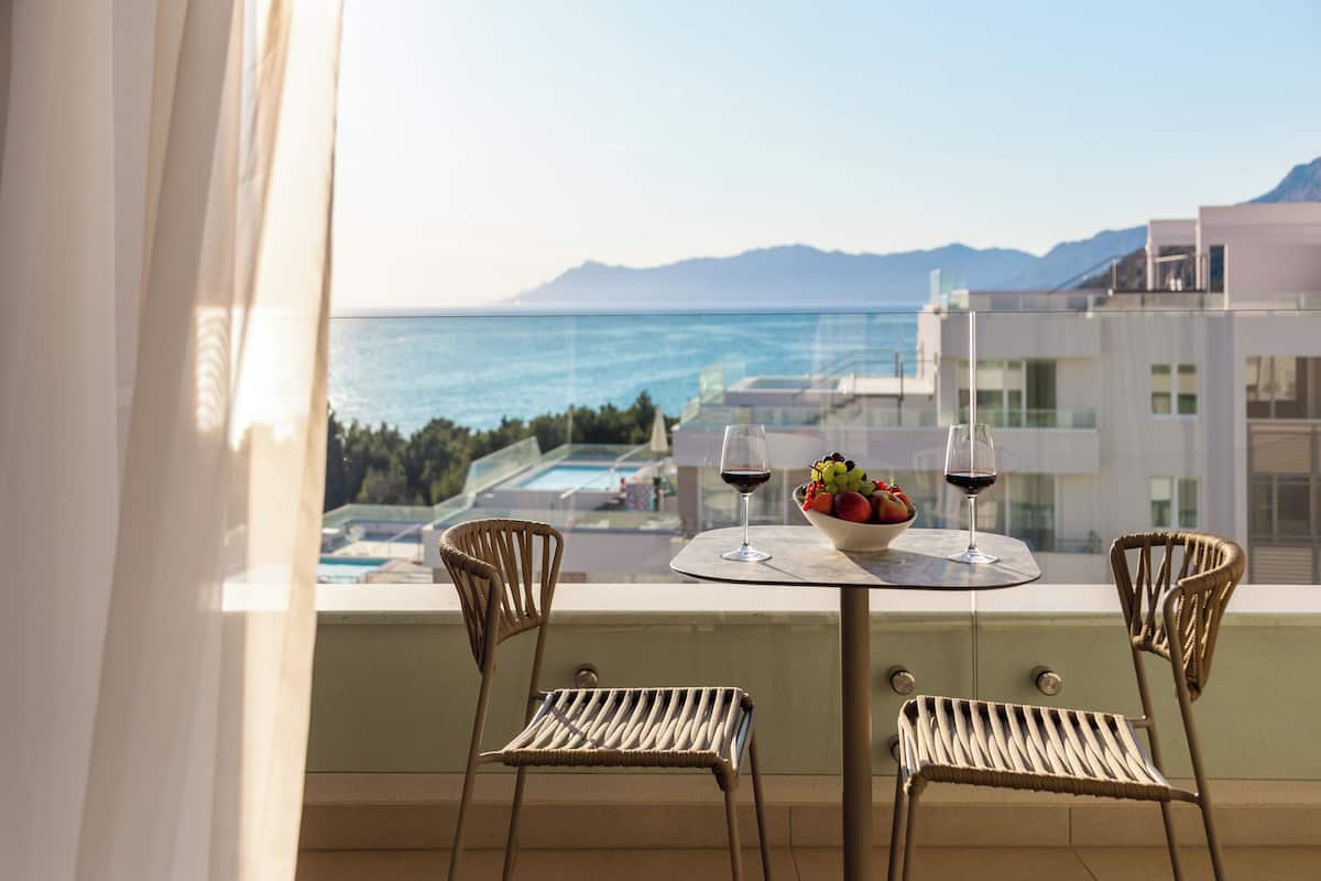 deluxe room with balcony and partial sea view | terrace/patio