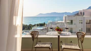 Deluxe Room with balcony and partial sea view | 露台/庭院