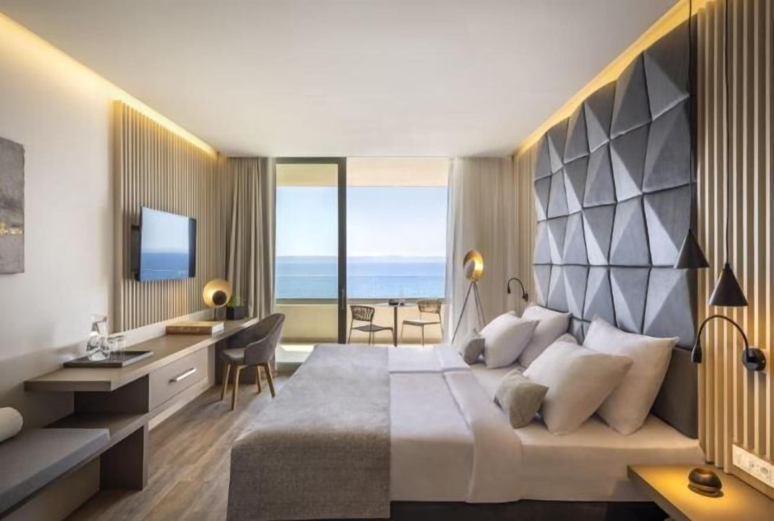 Ropa de cama hipoalergénica, minibar, escritorio