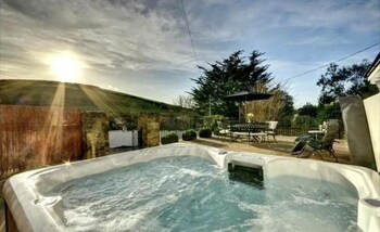 Stunning Chalet TO Rent- HOT TUB
